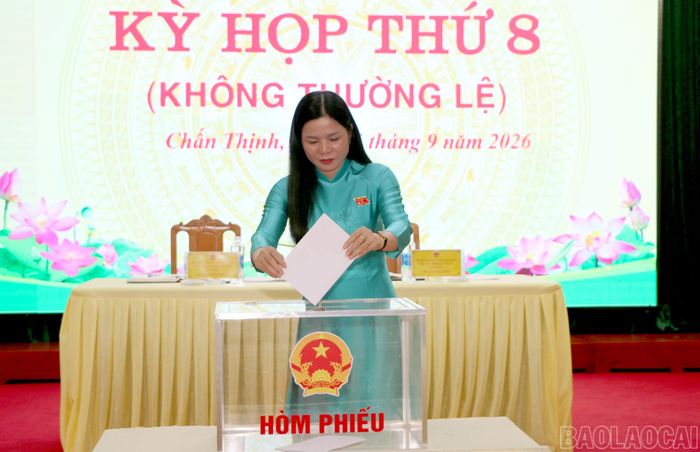 Các đại biểu bỏ phiếu bầu Chủ tịch UBND xã Chấn Thịnh, nhiệm kỳ 2026 - 2031.