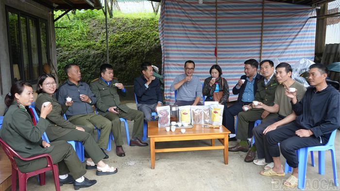 Các đại biểu và người dân thưởng thức nước uống chiết xuất từ nấm linh chi của dự án.