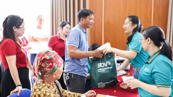 Hộ dân nhận tiền đền bù.