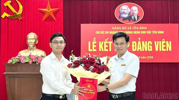 Lãnh đạo xã Yên Bình trao quyết định kết nạp Đảng, tặng hoa chúc mừng đảng viên mới tại Chi bộ Chi nhánh Văn phòng Đăng ký đất đai khu vực Yên Bình.