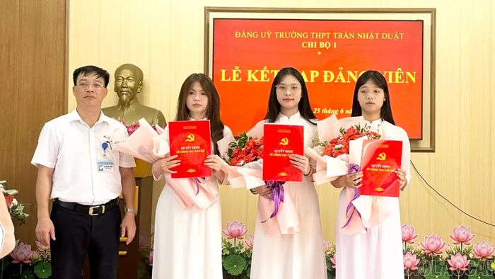 Đến hết tháng 8/2026, Đảng bộ xã Yên Bình đã kết nạp 56 đảng viên mới.
