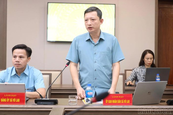 Lãnh đạo UBND xã Võ Lao báo cáo kết quả công tác đo đạc, giải phóng mặt bằng.