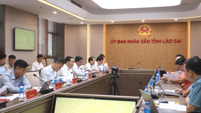 Các đại biểu tham dự buổi làm việc tháo gỡ vướng mắc dự án Khu công nghiệp Võ Lao.