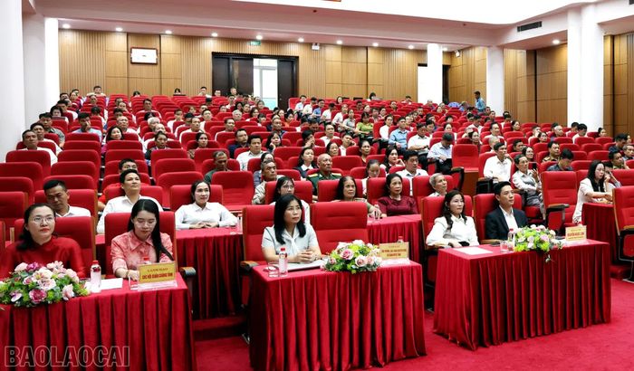 Đại biểu dự diễn đàn.