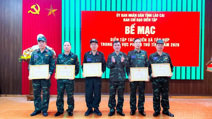 Trao giấy khen cho các tập thể, cá nhân có thành tích xuất sắc trong diễn tập chiến đấu phòng thủ năm 2026.