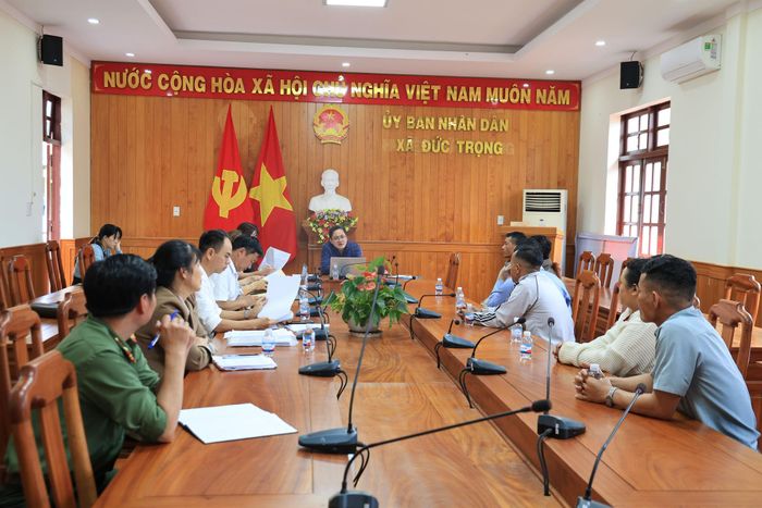 Lãnh đạo UBND xã và đại diện các ban, ngành vẫn tiếp tục làm việc, lắng nghe ý kiến, giải thích về chính sách giải phóng mặt bằng, thu hồi đất đối với 11 trường hợp chưa đồng thuận bàn giao mặt bằng chiều 11/9