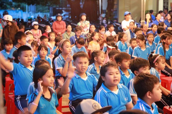 Với trẻ em, Trung thu vẫn là ngày hội của tiếng cười