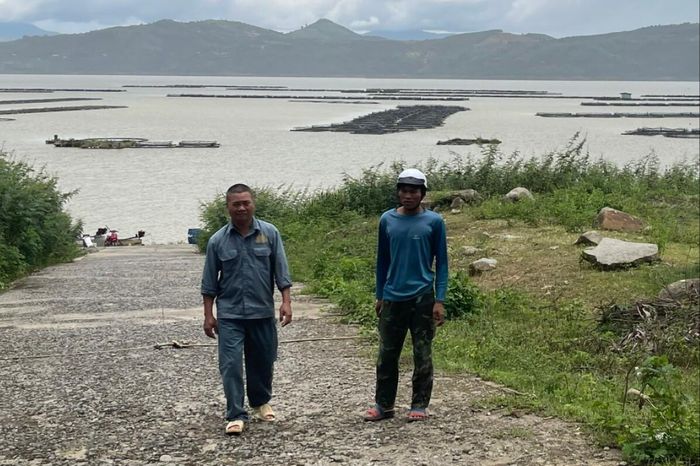 Ông Y Kha, thôn Phú Vinh, xã Quảng Phú (bên phải) hi vọng dự án mang lại nguồn thu nhập tăng thêm cho người dân địa phương