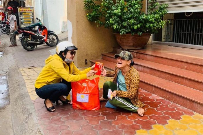 Thành viên Bếp tặng quà cho người cao tuổi khó khăn