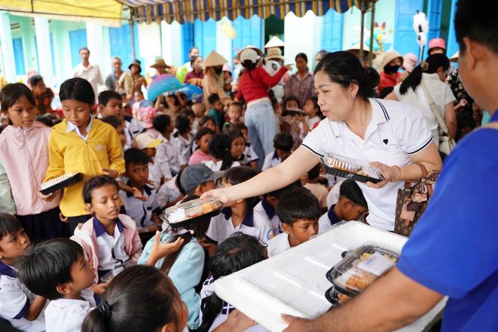 Trao bánh Trung thu cho trẻ em thôn Ka Lúc, xã Phan Sơn