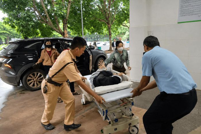 Trung tá Võ Thành Trung, Tổ trưởng Tổ công tác Đội CSGT đường bộ số 4, Phòng CSGT Công an tỉnh hỗ trợ đưa sản phụ vào Bệnh viện Đa khoa Thiện Hạnh cấp cứu sau khi mở đường