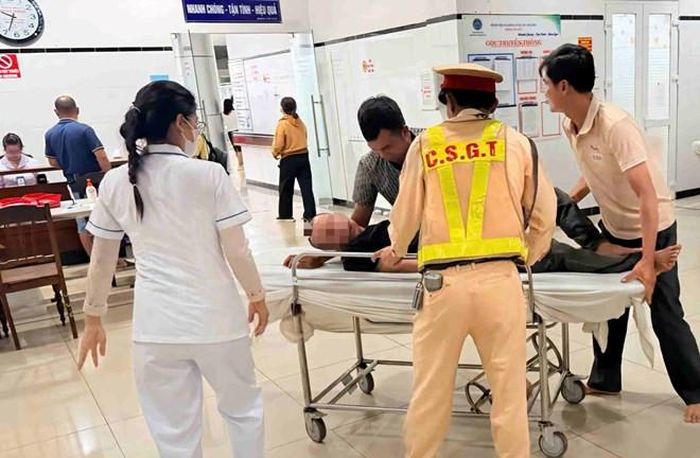 Lực lượng CSGT Công an tỉnh mở đường đưa người đàn ông nhồi máu cơ tim đi cấp cứu