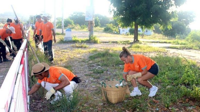 Du khách tham gia dọn rác tại Mũi Né (Ảnh tư liệu)