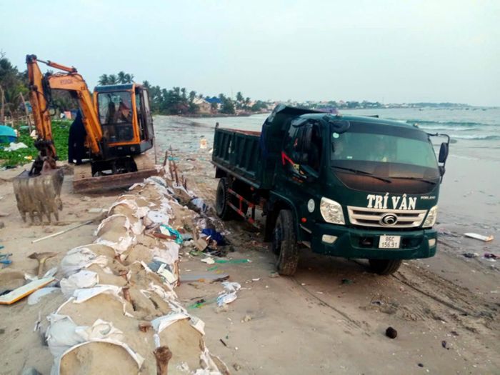 Cơ giới dọn rác thải trên bờ biển Mũi Né