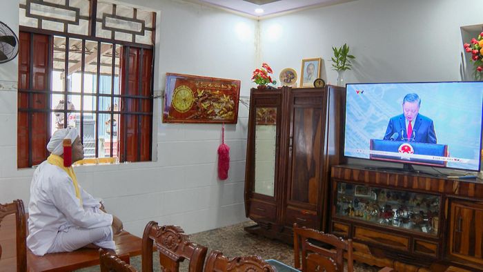 Theo dõi thông tin giúp người dân Sơn Mỹ có thêm kiến thức để phát triển kinh tế gia đình