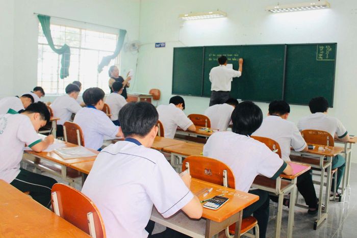 Cán bộ coi thi hướng dẫn thí sinh điền thông tin trên giấy thi