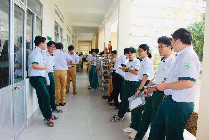 Thí sinh trước giờ vào phòng thi