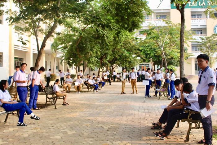 Thí sinh dự thi tại Điểm thi Trường THPT chuyên Trần Hưng Đạo