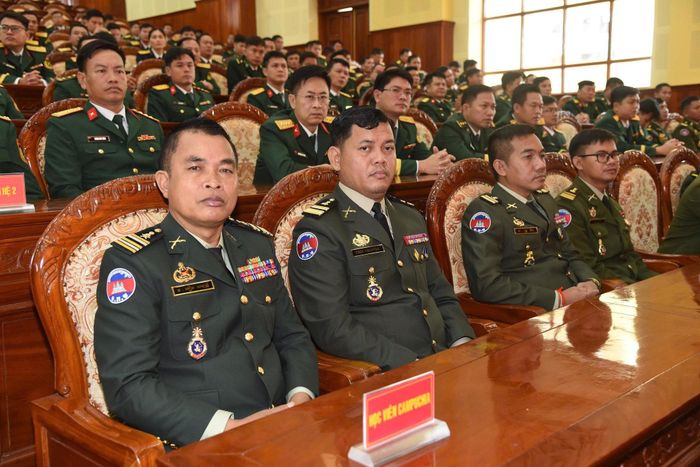Các học viên Quân đội Hoàng gia Campuchia tham dự khai giảng