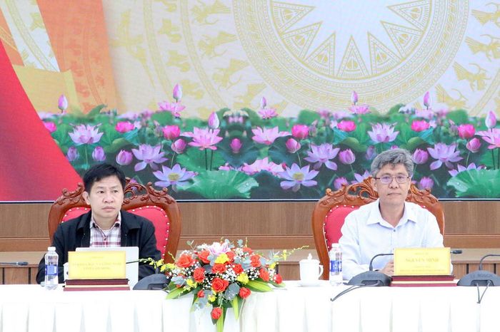 Tỉnh ủy viên, Phó Chủ tịch UBND tỉnh Lâm Đồng Nguyễn Minh (bên phải) dự tại đầu cầu Lâm Đồng