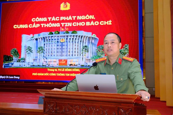 Trung tá, Tiến sĩ Lê Hồng Dũng, Phó Giám đốc Cổng thông tin điện tử Bộ Công an trình bày các nội dung chuyên đề