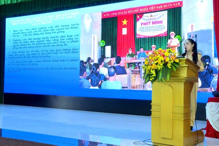 Cán bộ Cảnh sát giao thông Công an tỉnh phổ biến, phân tích các tình huống vi phạm giao thông