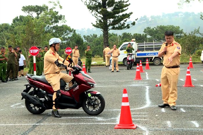 Cán bộ Cảnh sát giao thông Công an tỉnh hướng dẫn kỹ năng lái xe an toàn