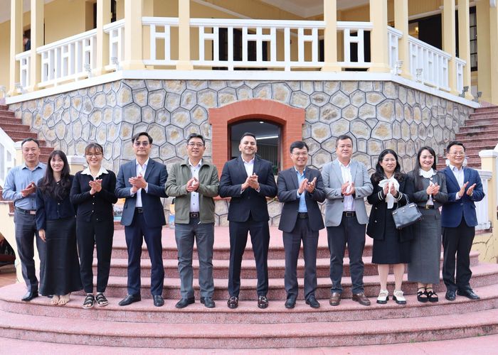 Phó Chủ tịch UBND tỉnh Đinh Văn Tuấn và lãnh đạo các sở, ngành chụp ảnh lưu niệm cùng Đoàn công tác Tập đoàn Lulu International