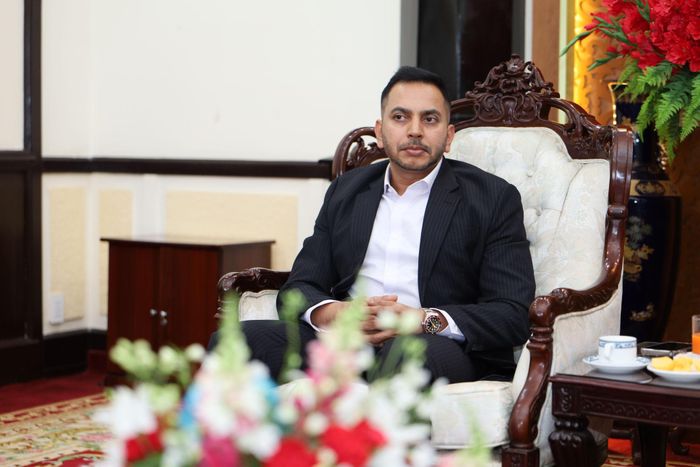 Ông Mirash Basheer, Giám đốc Công ty MAY Exports Vietnam, Tập đoàn Lulu International nghe giới thiệu về tỉnh Lâm Đồng