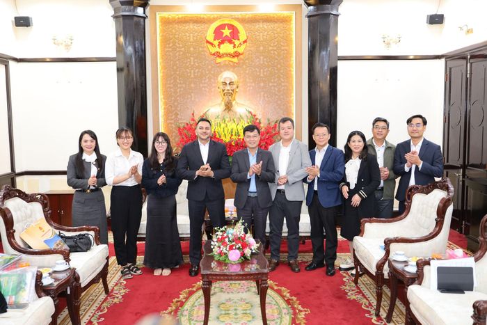 Phó Chủ tịch UBND tỉnh Đinh Văn Tuấn và lãnh đạo các sở, ngành chụp ảnh lưu niệm cùng Đoàn công tác Tập đoàn Lulu International