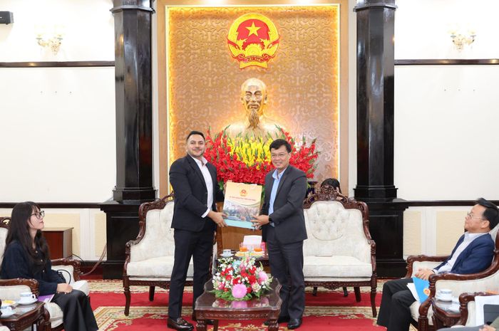Phó Chủ tịch UBND tỉnh Đinh Văn Tuấn tặng quà cho Đoàn công tác Tập đoàn Lulu International