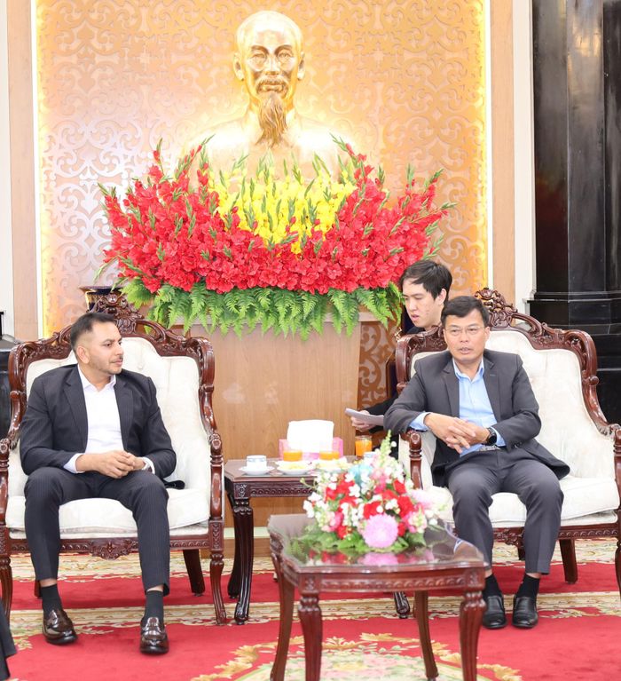 Phó Chủ tịch UBND tỉnh Đinh Văn Tuấn (bên phải) và Giám đốc Công ty MAY Exports Vietnam Mirash Basheer (bên trái) tin tưởng hoạt động khảo sát thực tế, tìm hiểu cơ hội hợp tác là cơ sở để tiếp tục xây dựng các chương trình kết nối, xúc tiến thương mại và hợp tác đầu tư thời gian tới