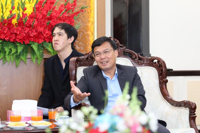 Phó Chủ tịch UBND tỉnh Lâm Đồng Đinh Văn Tuấn (ngồi phía trước) giới thiệu những lợi thế về vị trí địa lý, hạ tầng, sản xuất nông nghiệp và thủy sản của tỉnh tại buổi tiếp