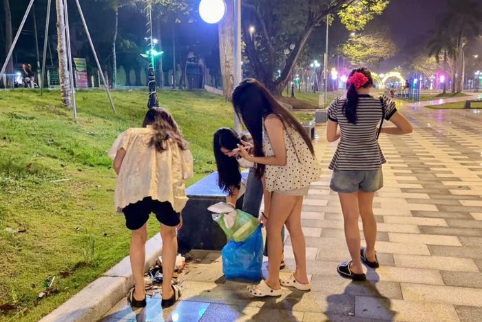 Nhóm sinh viên Trường Đại học Phan Thiết đến công viên vui chơi và tham gia nhặt rác tại công viên Nguyễn Huệ