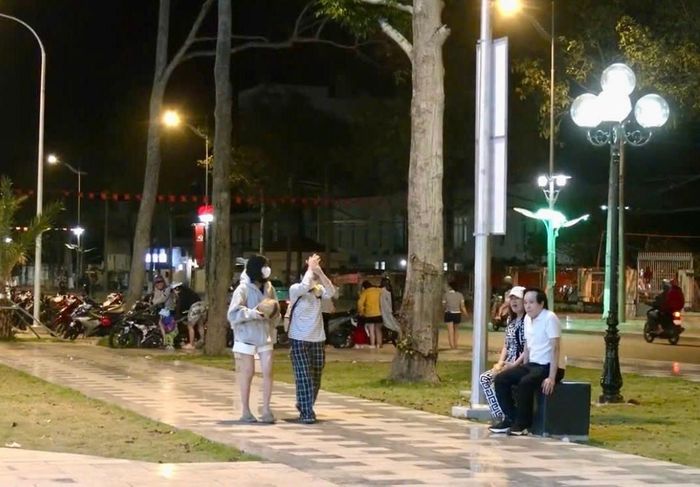 Người dân vui chơi, trò chuyện sau những ngày làm việc mệt nhọc tại công viên