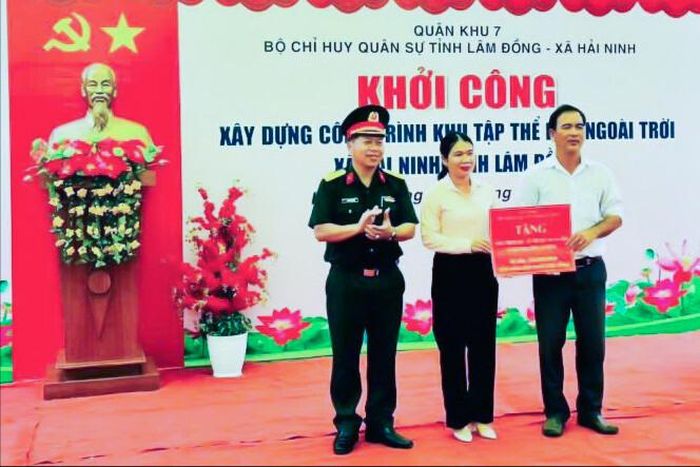 Đại diện Bộ CHQS tỉnh Lâm Đồng trao biểu trưng hỗ trợ cho chính quyền địa phương