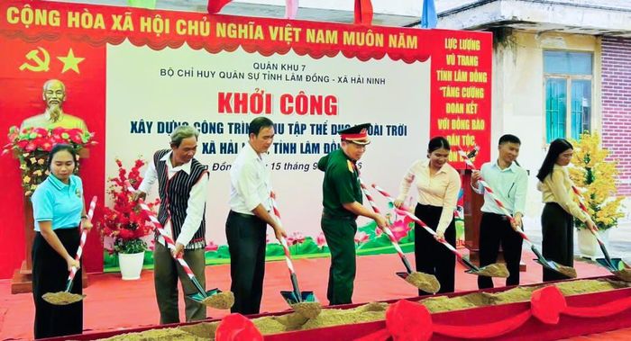 Các đại biểu thực hiện nghi thức khởi công