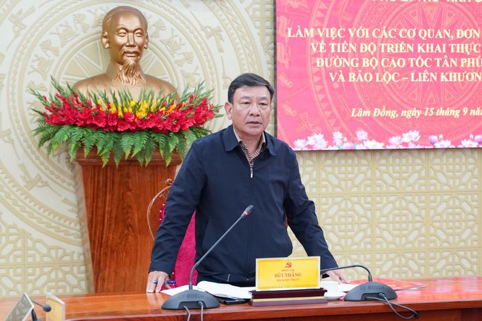 Đồng chí Bùi Thắng, Phó Bí thư Tỉnh ủy phát biểu kết luận buổi làm việc