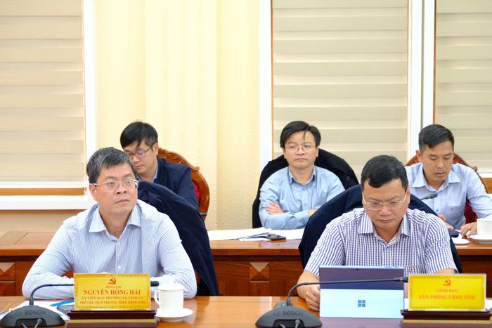 Đồng chí Nguyễn Hồng Hải, Ủy viên Ban Thường vụ Tỉnh ủy, Phó Chủ tịch Thường trực UBND tỉnh (bên trái) tham dự buổi làm việc