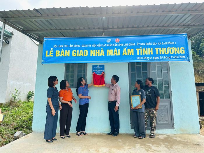 Bàn giao "Mái ấm tình thương" cho gia đình bà K'Gen