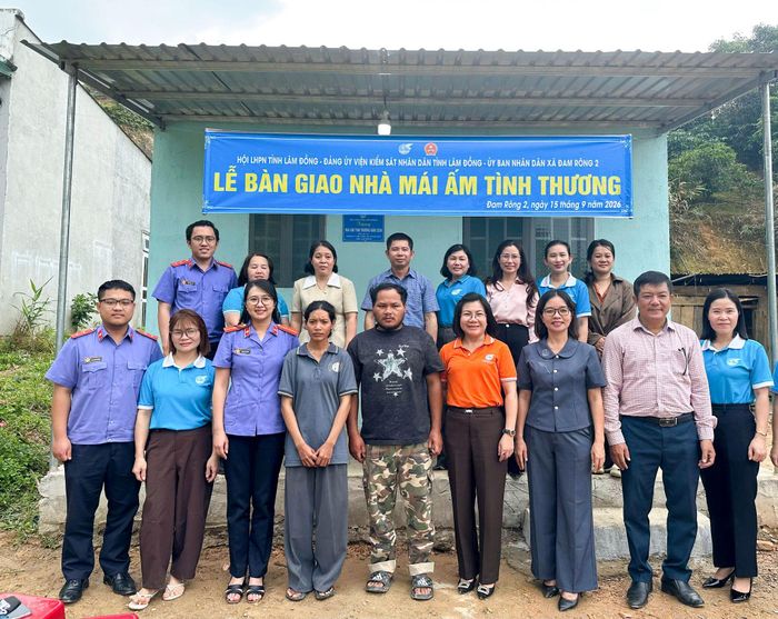 "Mái ấm tình thương" được xây dựng bằng sự chung tay của Hội LHPN tỉnh và Viện kiểm sát nhân dân tỉnh, với hi vọng mang lại "an cư, lạc nghiệp" cho gia đình bà K'Gen