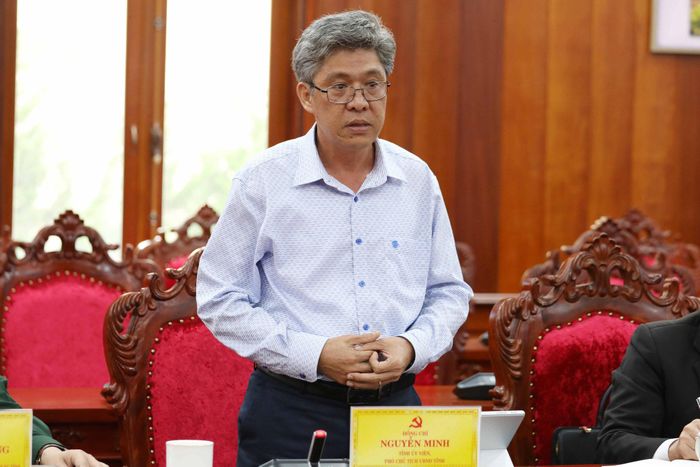 Đồng chí Nguyễn Minh, Tỉnh ủy viên, Phó Chủ tịch UBND tỉnh báo cáo tình hình tinh giản bộ máy cán bộ, giáo viên ngành giáo dục