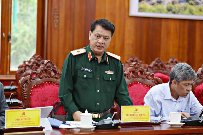 Thiếu tướng Đinh Hồng Tiếng, Ủy viên Ban Thường vụ Tỉnh ủy, Chỉ huy trưởng Bộ Chỉ huy Quân sự tỉnh phát biểu tại hội nghị