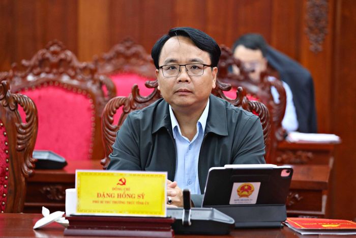 Đồng chí Đặng Hồng Sỹ, Phó Bí thư Thường trực Tỉnh ủy Lâm Đồng dự và điều hành hội nghị