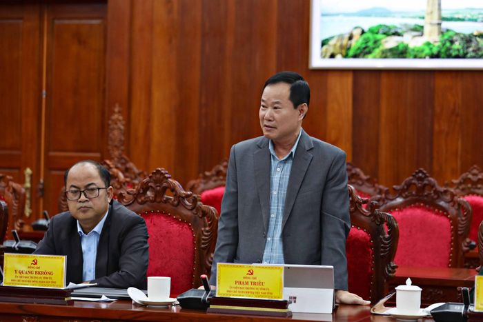 Đồng chí Phạm Triều, Ủy viên Ban Thường vụ Tỉnh ủy, Phó Chủ tịch Thường trực Ủy ban MTTQ Việt Nam tỉnh báo cáo tình hình theo dõi Tổ địa bàn số 5