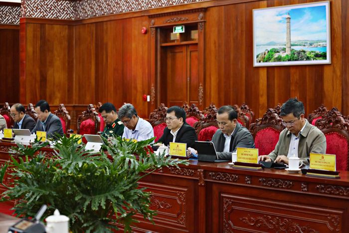 Lãnh đạo UBND tỉnh cùng các ban, sở, ngành tham dự hội nghị