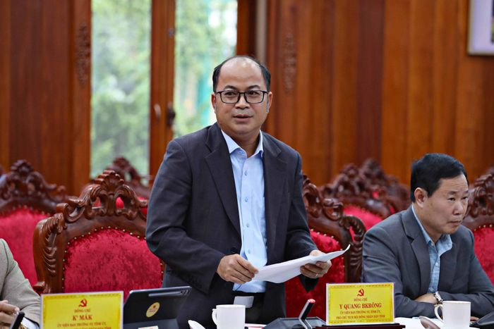 Đồng chí Y Quang BKrông, Ủy viên Ban Thường vụ Tỉnh ủy, Phó Chủ tịch HĐND tỉnh báo cáo tình hình địa bàn quản lý