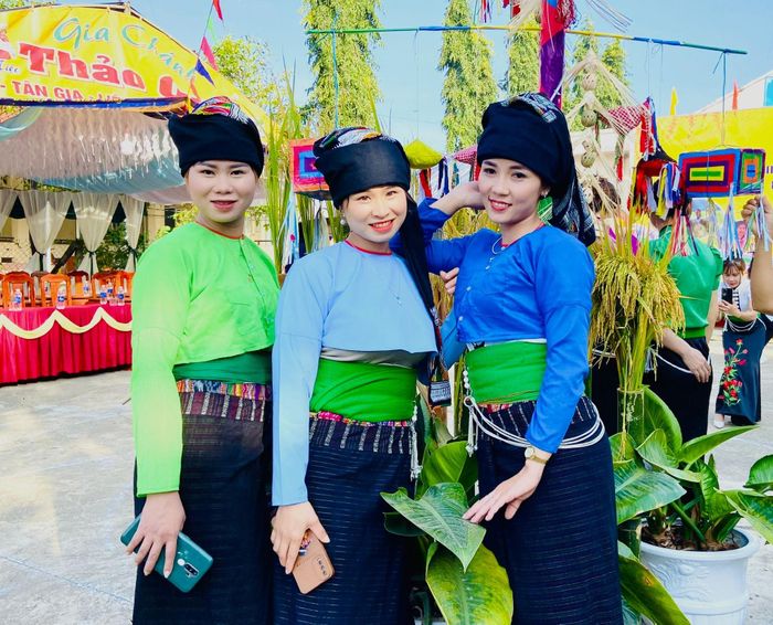 Phụ nữ dân tộc Thái thôn Đắk Thanh xúng xính trong trang phục truyền thống chụp ảnh kỷ niệm tại Lễ cúng lúa mới của người Thái