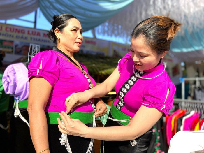 Các thành viên trong Đội văn nghệ dân tộc Thái, thôn Đắk Thanh, xã Đắk Sắk chỉnh trang trang phục chuẩn bị tham gia các tiết mục văn nghệ do địa phương tổ chức