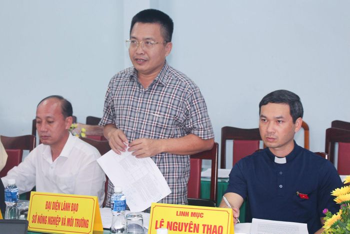 Ông Lê Quang Dần, Phó Giám đốc Sở Nông nghiệp và Môi trường tỉnh trao đổi những kiến nghị của xã liên quan đầu tư mô hình sinh kế